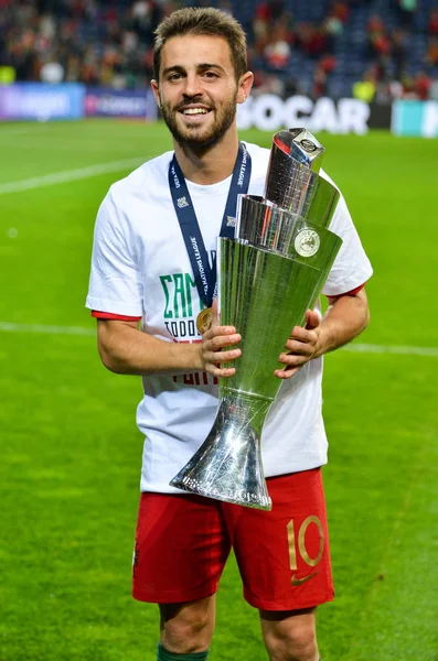 PORTO, PORTOGALLO - 09 giugno 2019: Bernardo Silva con trofeo ce — Foto Stock
