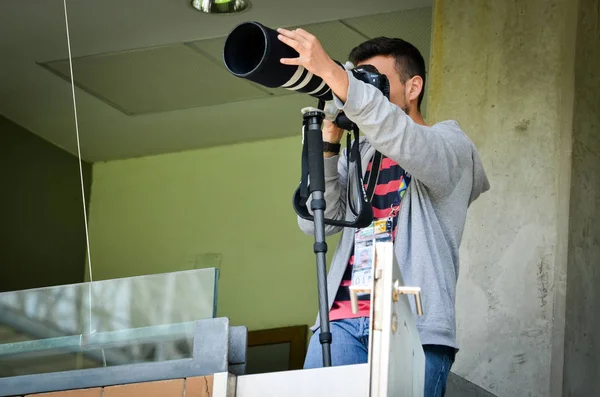 PORTO, PORTUGLAL - 09 de junio de 2019: Camarógrafo con cámara y jour — Foto de Stock
