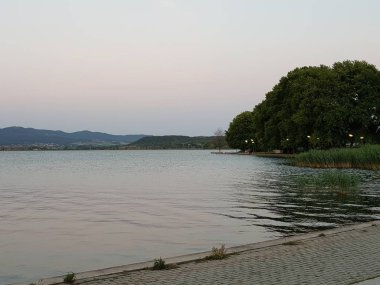 Ünlü Deyran göl kenarı, Makedonya, Yunanistan sınırı.