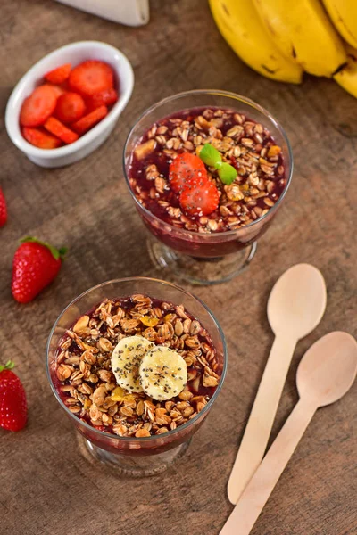 Açaí Xícaras Casal Baga Com Granola Frutas Frescas Fundo Madeira — Fotografia de Stock