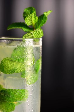 Siyah arkaplanda Mojito Kokteyli