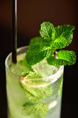 Siyah arkaplanda Mojito Kokteyli