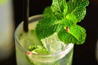 Siyah arkaplanda Mojito Kokteyli