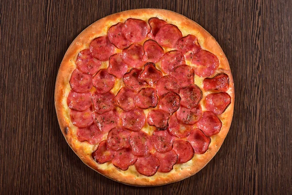 Ganze Pfefferoni Pizza Auf Holzgrund — Stockfoto