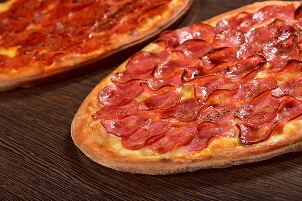 Ganze Pfefferoni Pizza Auf Holzgrund — Stockfoto