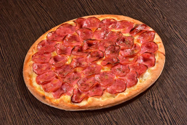 Ganze Pfefferoni Pizza Auf Holzgrund — Stockfoto