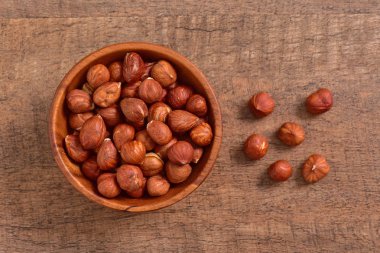 Ahşap arka plan üzerinde fındık tohum kase