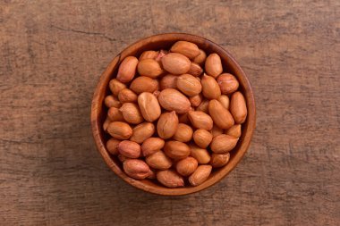 Ahşap arka plan üzerinde fındık tohum kase