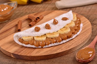 Tapyoka dulce de leche ve muz dilimleri ile dolu