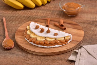 Tapyoka dulce de leche ve muz dilimleri ile dolu