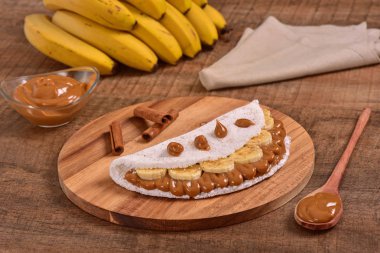 Tapyoka dulce de leche ve muz dilimleri ile dolu