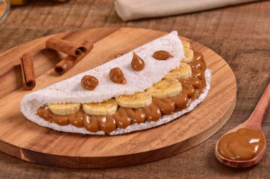 Tapyoka dulce de leche ve muz dilimleri ile dolu