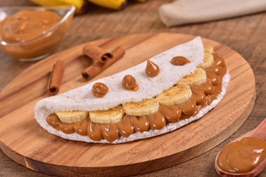 Tapyoka dulce de leche ve muz dilimleri ile dolu