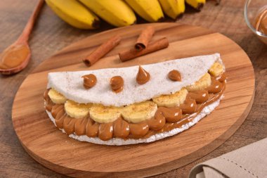 Tapyoka dulce de leche ve muz dilimleri ile dolu