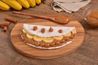 Tapyoka dulce de leche ve muz dilimleri ile dolu