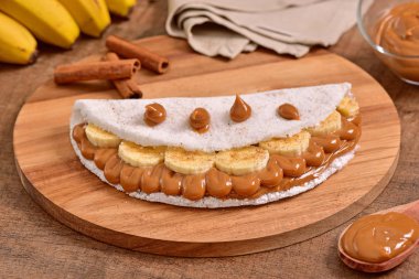 Tapyoka dulce de leche ve muz dilimleri ile dolu
