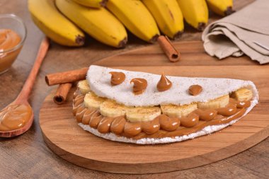 Tapyoka dulce de leche ve muz dilimleri ile dolu