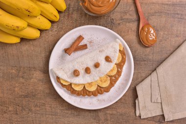 Tapyoka dulce de leche ve muz dilimleri ile dolu