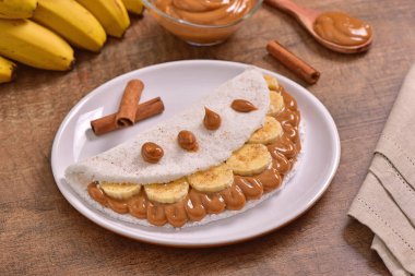 Tapyoka dulce de leche ve muz dilimleri ile dolu
