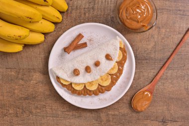 Tapyoka dulce de leche ve muz dilimleri ile dolu