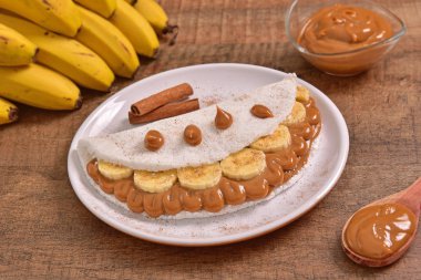 Tapyoka dulce de leche ve muz dilimleri ile dolu