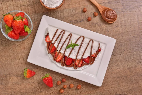 Tapioca Gevuld Met Hazelnoten Slagroom Verse Aardbeien — Stockfoto