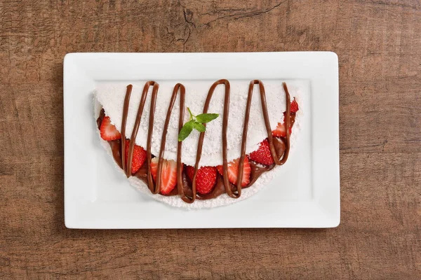 Tapioca Rellena Crema Avellanas Fresas Frescas Aisladas Sobre Fondo Madera — Foto de Stock