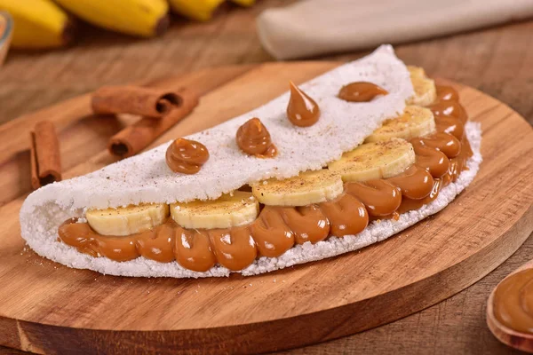 Tapyoka dulce de leche ve muz dilimleri ile dolu