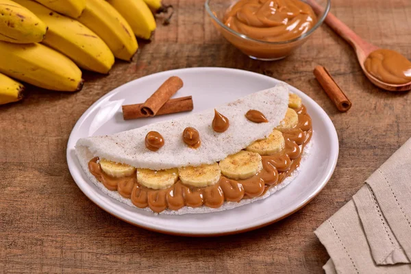 Tapyoka dulce de leche ve muz dilimleri ile dolu
