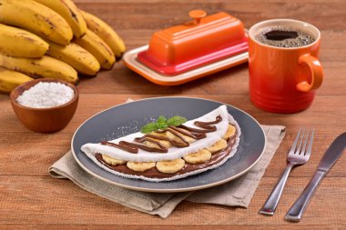 Tapyoka fındık krema ve muz dilimleri ile dolu