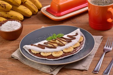 Tapyoka fındık krema ve muz dilimleri ile dolu
