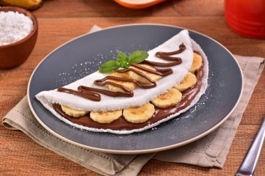 Tapyoka fındık krema ve muz dilimleri ile dolu