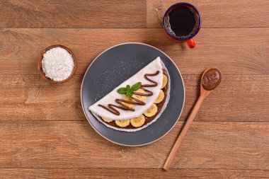 Tapyoka fındık krema ve muz dilimleri ile dolu