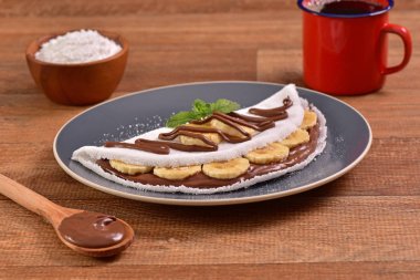 Tapyoka fındık krema ve muz dilimleri ile dolu