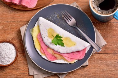 Tapyoka peynir ve Jambon dilimleri ile dolu