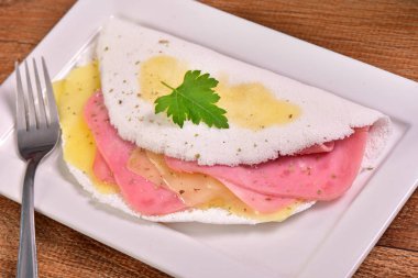 Tapyoka peynir ve Jambon dilimleri ile dolu
