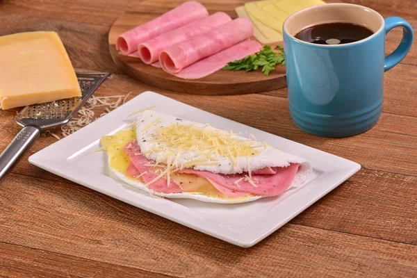 Tapioca Diisi Dengan Keju Dan Irisan Ham — Stok Foto