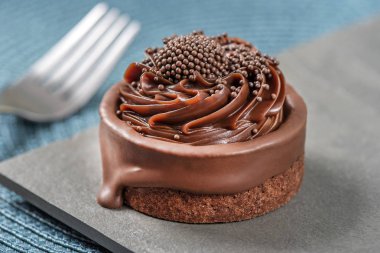 Arduvaz arka plan üzerinde mini çikolata pasta