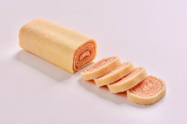Guava pasta rulo üzerinde izole beyaz arka plan
