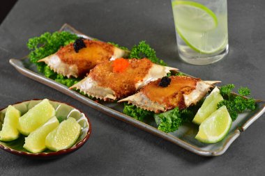 Kabuk Yengeç eti limon dilimleri ile servis