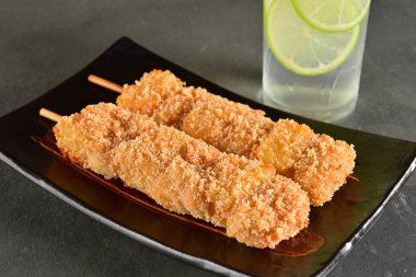 Siyah arka plan üzerine tükürmek karides tempura