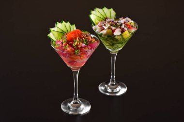 Ton balığı ve Kani ceviche gözlük koyu arka plan üzerinde