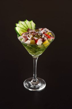 Et ceviche camın koyu arka plan üzerine yengeç