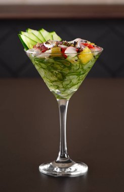 Et ceviche camın koyu arka plan üzerine yengeç