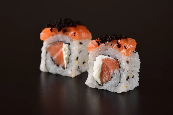 Lachs Sushi Rolle Auf Teller Ausgerichtet — Stockfoto