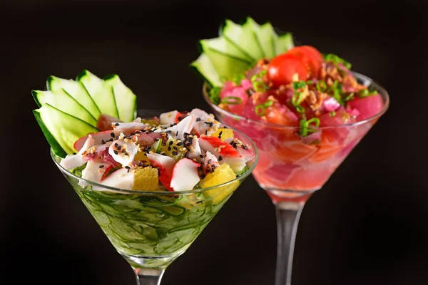 Thunfisch Und Kani Ceviche Brille Auf Dunklem Hintergrund — Stockfoto