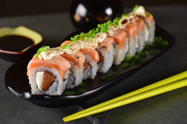 Somon ve krem peynir suşi plaka üzerinde hizalı