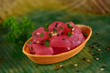 Doğranmış çiğ somon, ton balığı ve ahtapot kanepeler