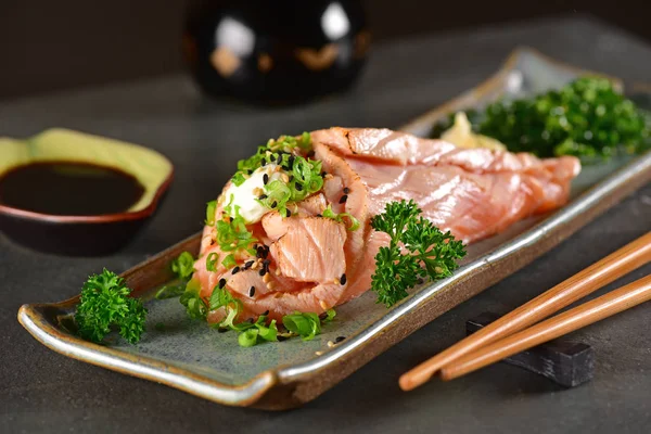 在餐厅餐桌上烤鲑鱼 Temaki — 图库照片