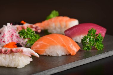 Nigiri suşi mix stüdyo çekimi